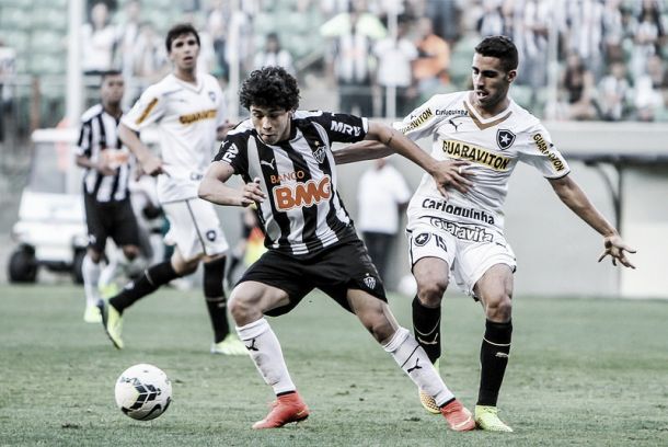 Atlético-MG supera desfalques e vence Botafogo pelo placar mínimo