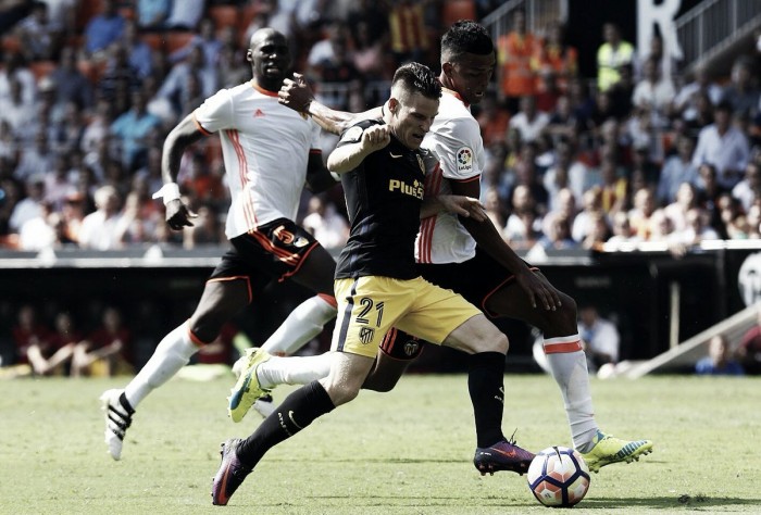 Diego Alves defende dois pênaltis, mas Atlético de Madrid bate Valencia no Mestalla
