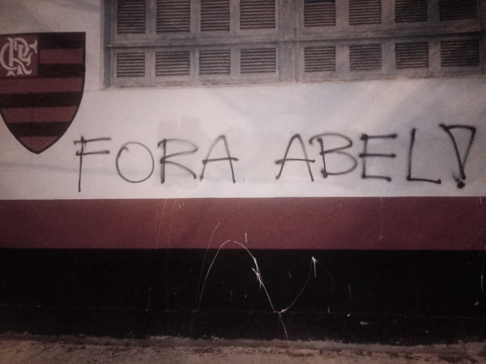 Torcida do Flamengo picha muros da Gávea e pede demissão de Abel Braga e BAP Torcida do Flamengo picha muros da Gávea e pede demissão de Abel Braga e BAP