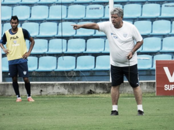 Geninho se sente incomodado com má atuação do Avaí e projeta mudanças no time titular