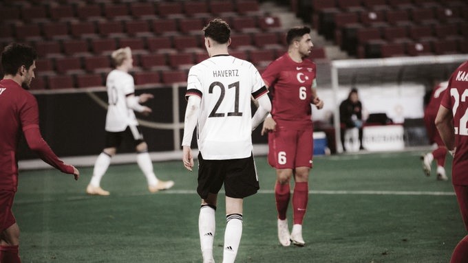 Alemanha abusa de erros defensivos e cede empate contra Turquia