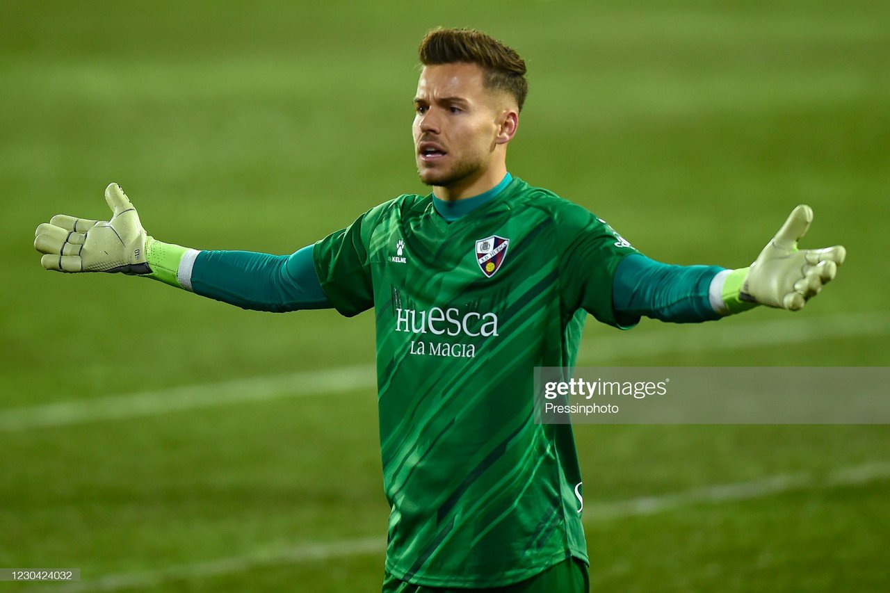 Brentford sign former Spain Under-21 goalkeeper on loan