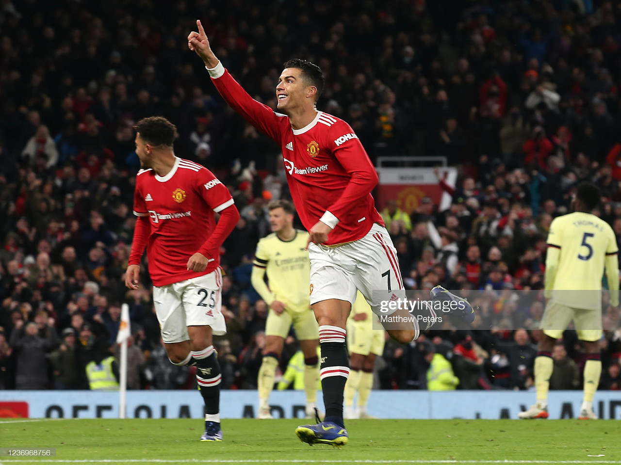 Manchester United 3-2 Arsenal: Cristiano Ronaldo reaches 800 career goals in thrilling style