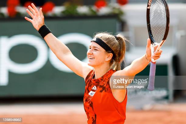 2023 Roland Garros: Karolina Muchova rallies to defeat Aryna Sabalenka in epic semifinal