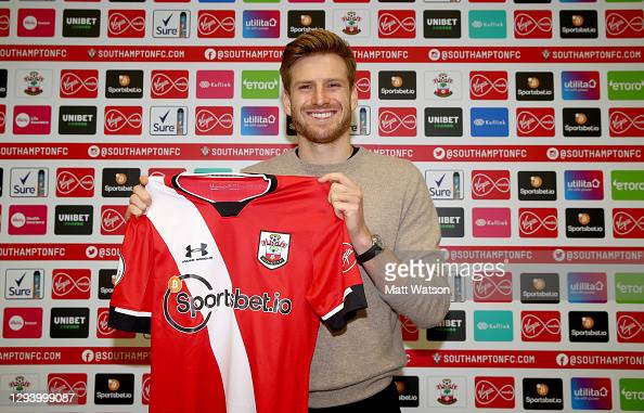 Armstrong extends Southampton stay with new contract