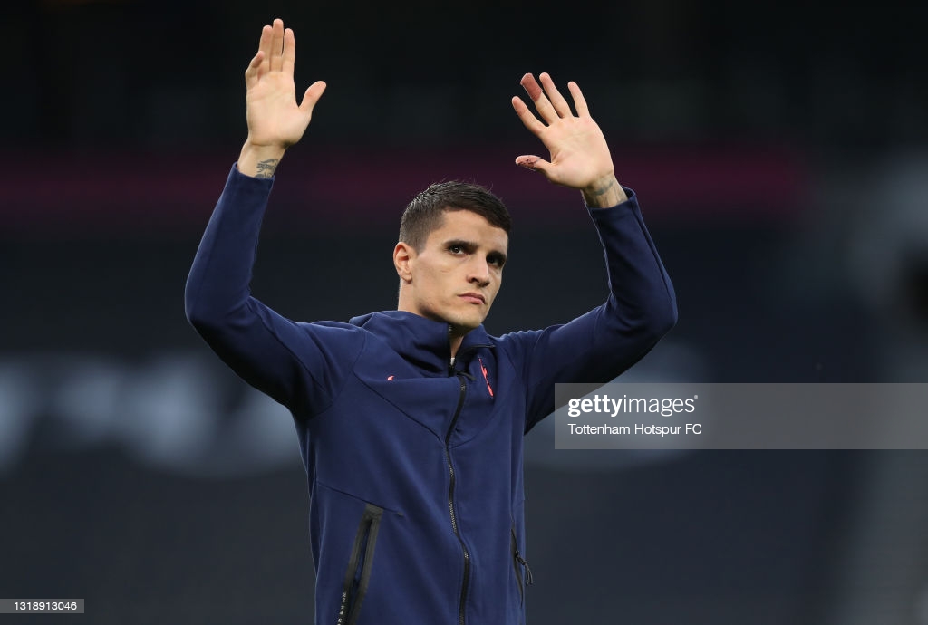 Erik Lamela acknowledges Tottenham fans following his departure