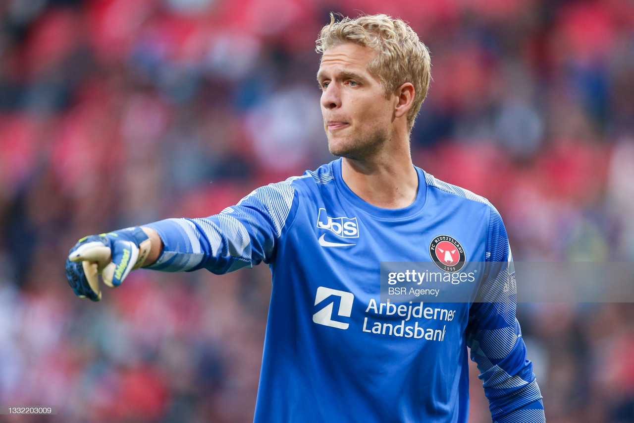 Brentford sign goalkeeper Jonas Lossl on loan