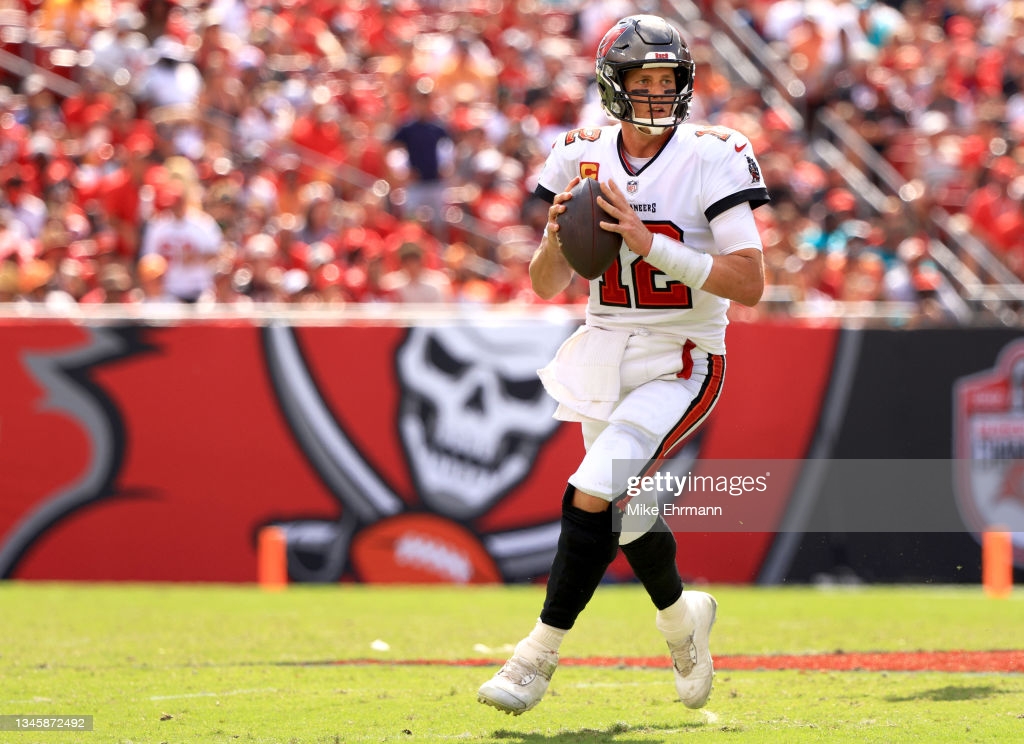 Brady throws for 5 TDs as Bucs rout Dolphins