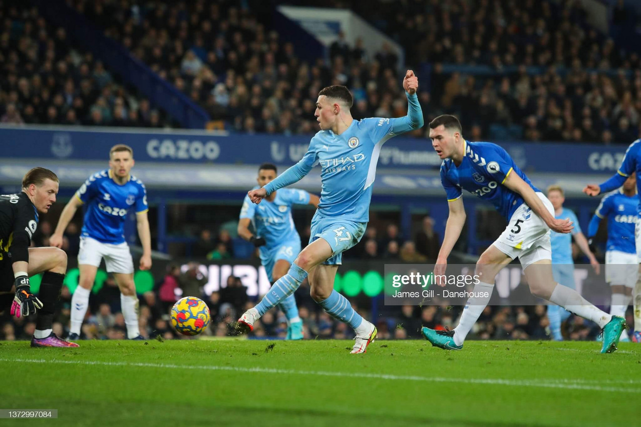 Everton 0-1 Manchester City: Foden pounces on mishap to give leaders victory