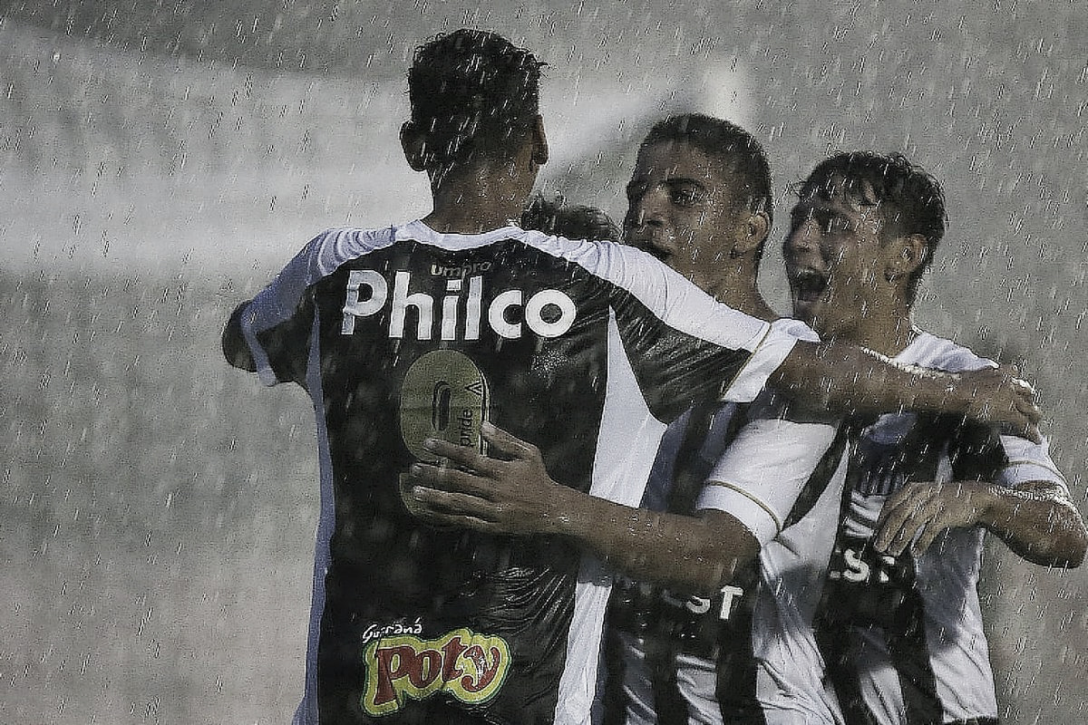 Em jogo com paralisação por causa da chuva, Santos goleia Sergipe na estreia da Copinha