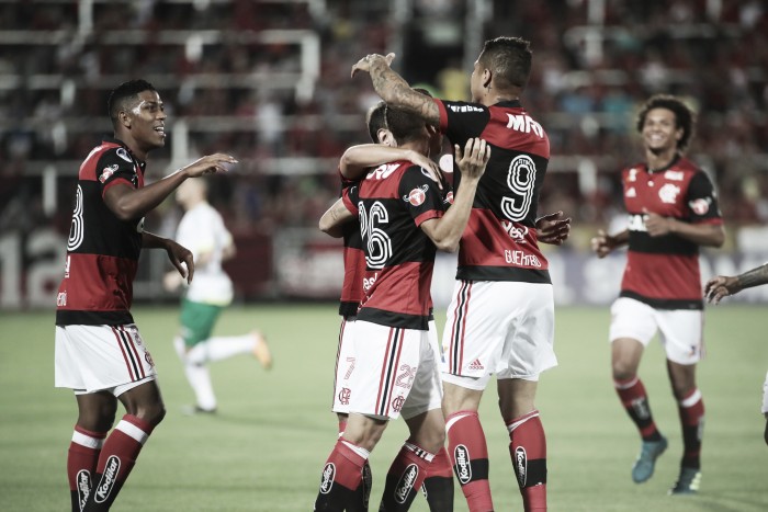 Flamengo goleia Chapecoense e avança às quartas de final da Sul-Americana