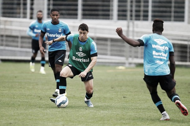 Giuliano deixa treino mais cedo e vira dúvida no Grêmio para jogo contra Atlético-MG