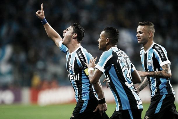 Com dois gols de Giuliano, Grêmio bate Avaí na Arena e reduz vantagem dos líderes