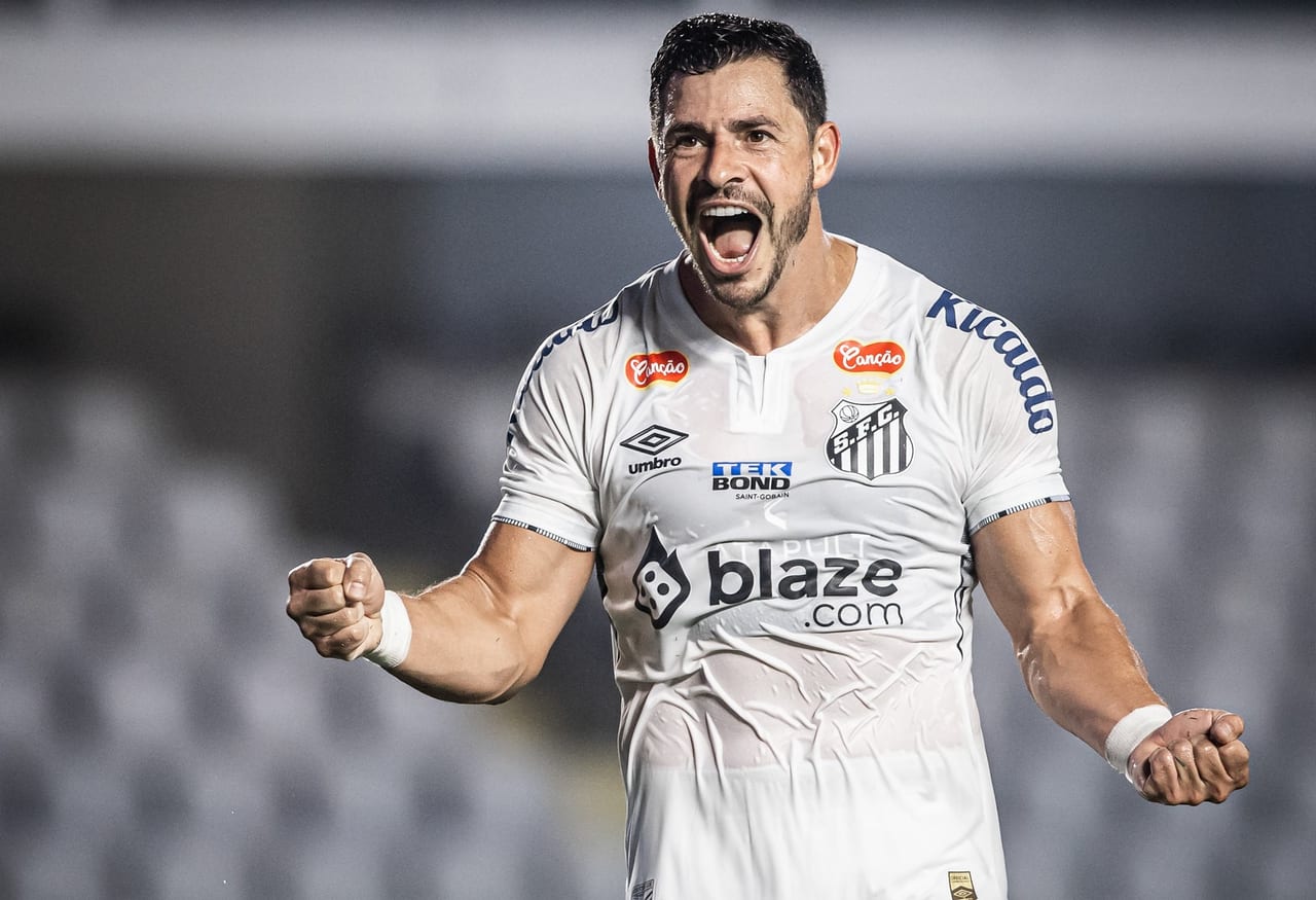 Ex-Grêmio, Inter e Corinthians, Giuliano anuncia sua aposentadoria aos 36 anos