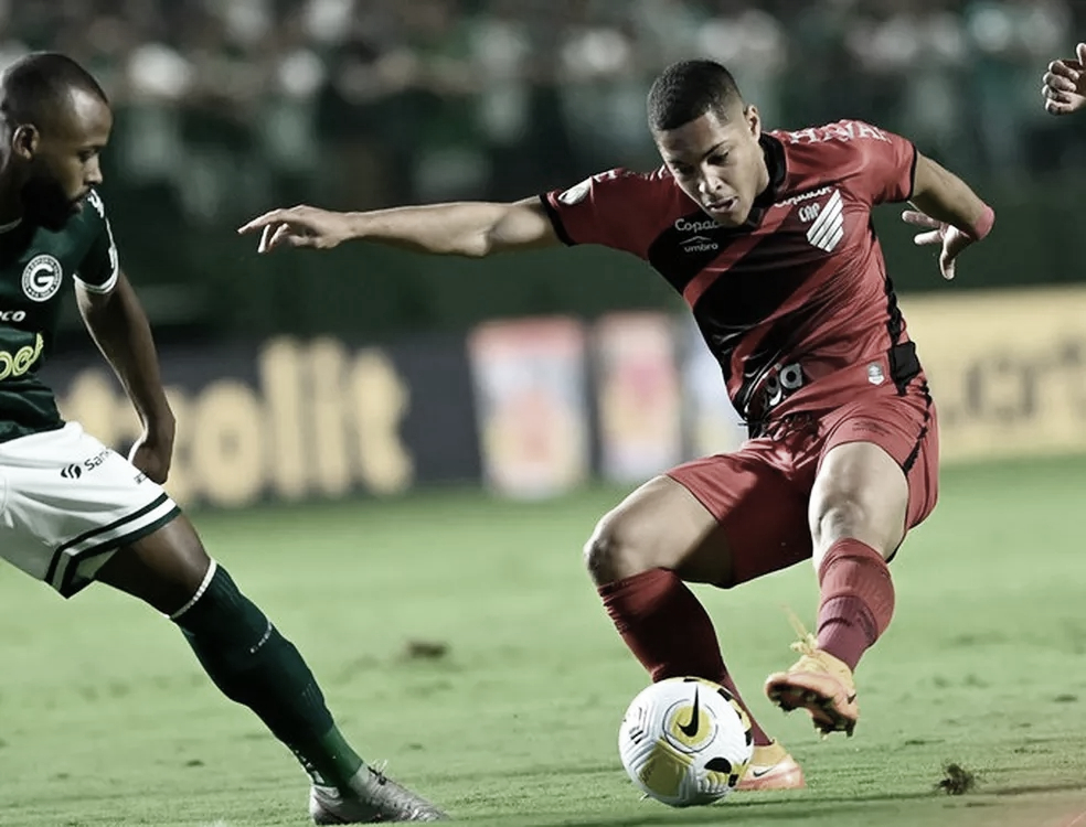 Athletico-PR 0 x 0 Internacional: VAR, lances e gol de mão anulado em jogo  do Brasileirão