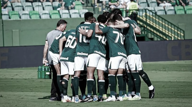 Atacante Julián Palacios reforça confiança após derrota do Goiás em jogo maluco: "Não vamos cair"