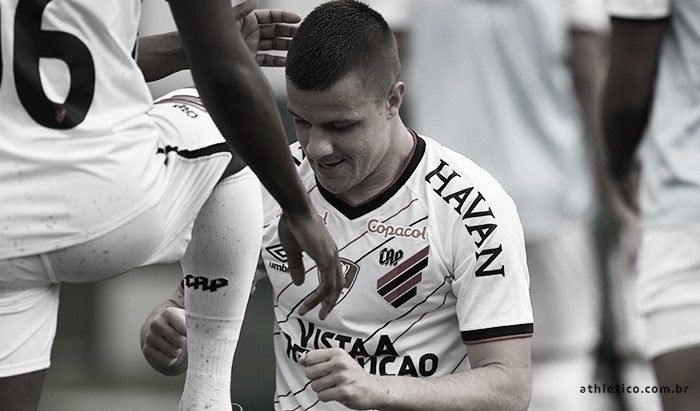 Kayzer marca, Athletico bate Goiás e sai da zona de rebaixamento do Brasileirão