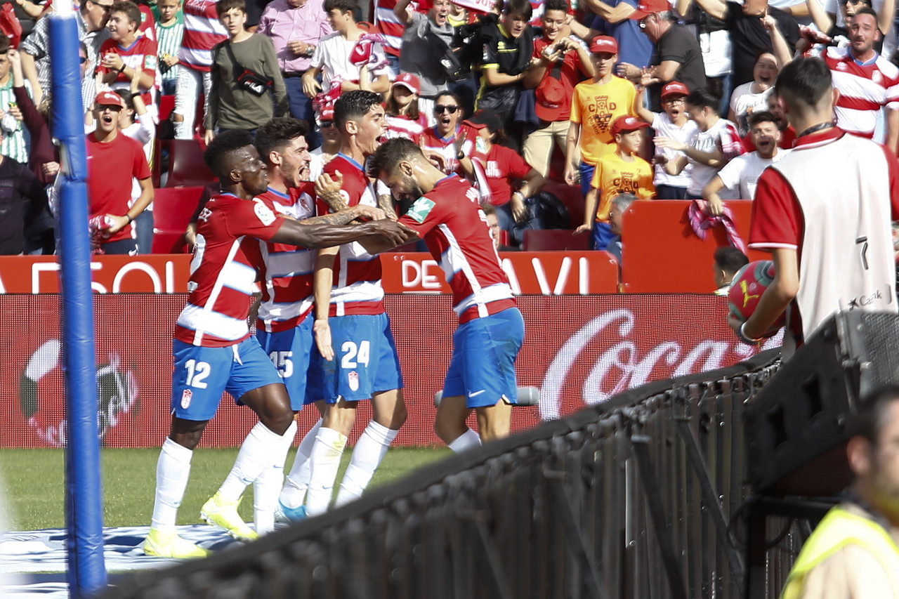 Triunfo de equipo que aúpa al Granada CF al liderato Triunfo de equipo que aúpa al Granada CF al liderato