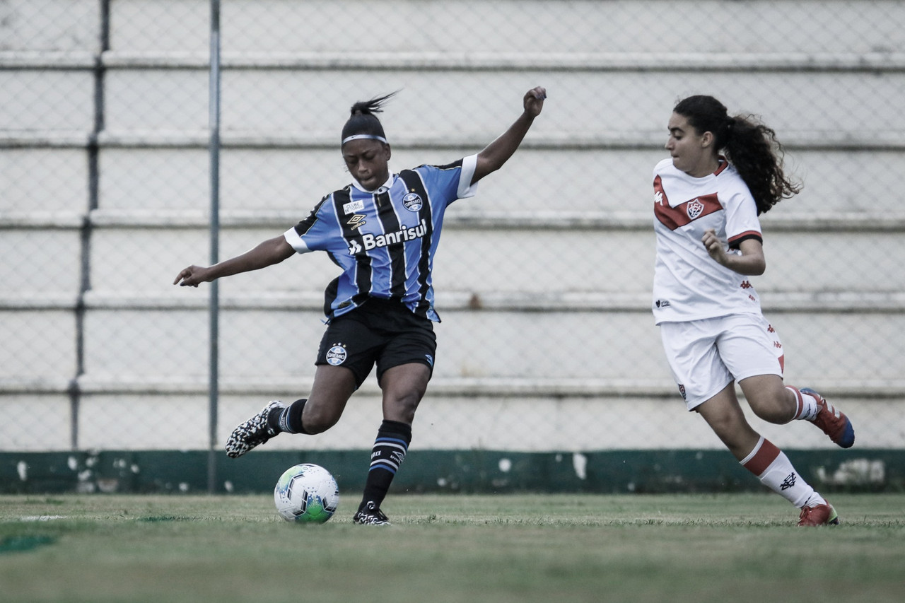 Com um gol em cada tempo, Grêmio vence Vitória pelo Brasileirão Feminino Com um gol em cada tempo, Grêmio vence Vitória pelo Brasileirão Feminino