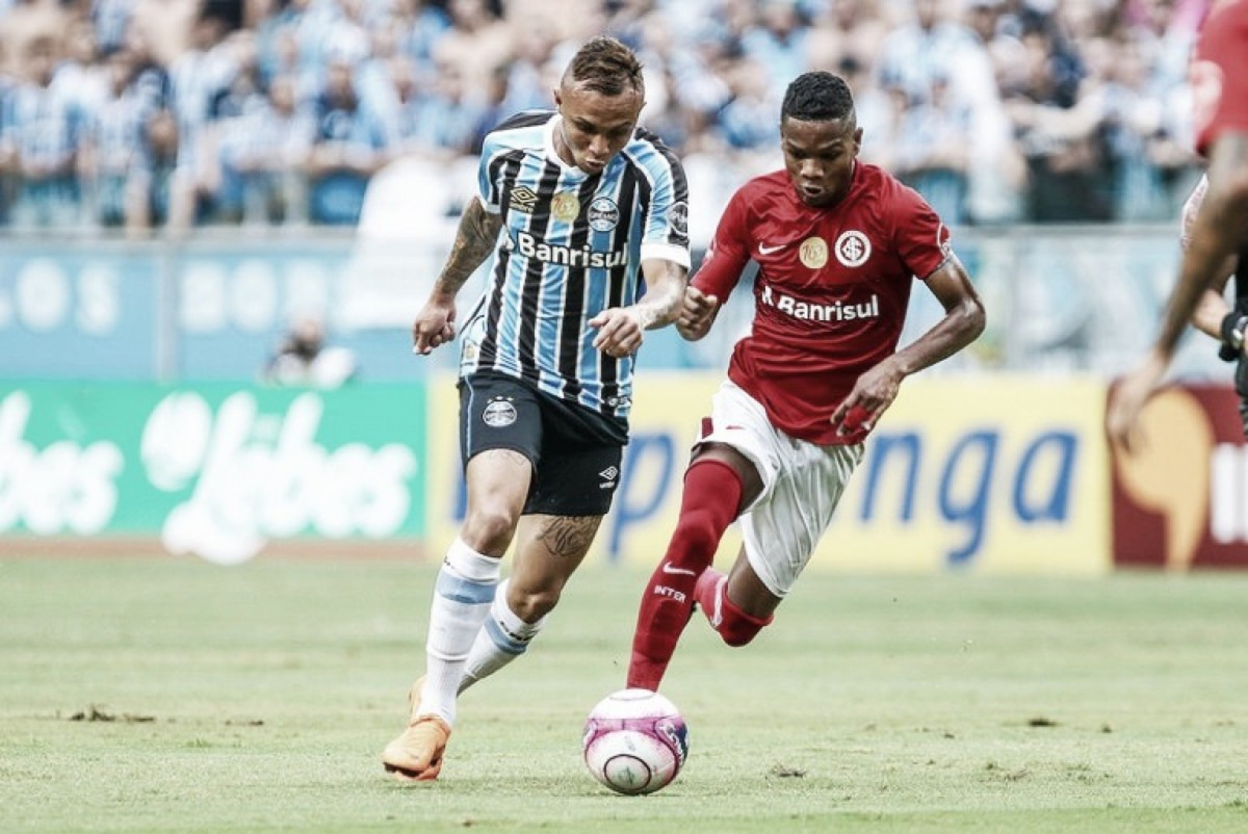 Na disputa pelas primeiras posições do Brasileirão, Inter e Grêmio se enfrentam no Beira-Rio Na disputa pelas primeiras posições do Brasileirão, Inter e Grêmio se enfrentam no Beira-Rio
