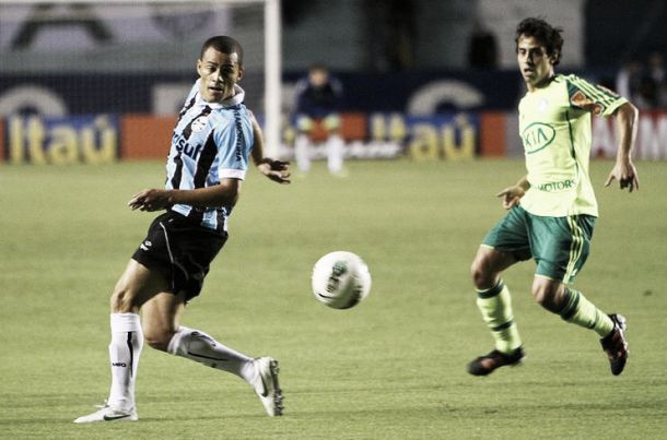 Em má fase, Grêmio e Palmeiras se enfrentam em busca do topo da tabela
