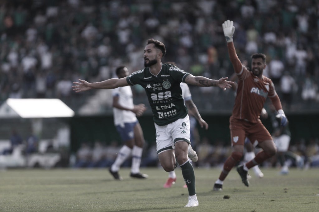 Guarani domina confronto direto, goleia Avaí e entra no G-4 da Série B