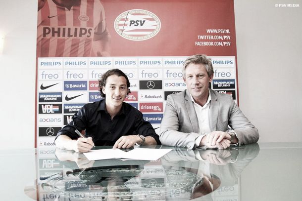 Andrés Guardado firma por tres años con PSV
