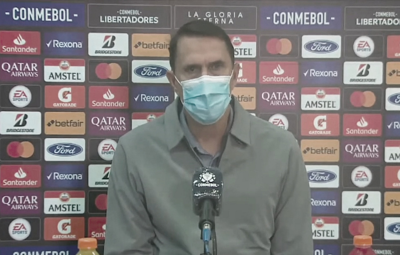 Alexandre Guimarães: "Hay situaciones que condicionan
totalmente las decisiones arbitrales" Alexandre Guimarães: "Hay situaciones que condicionan
totalmente las decisiones arbitrales"