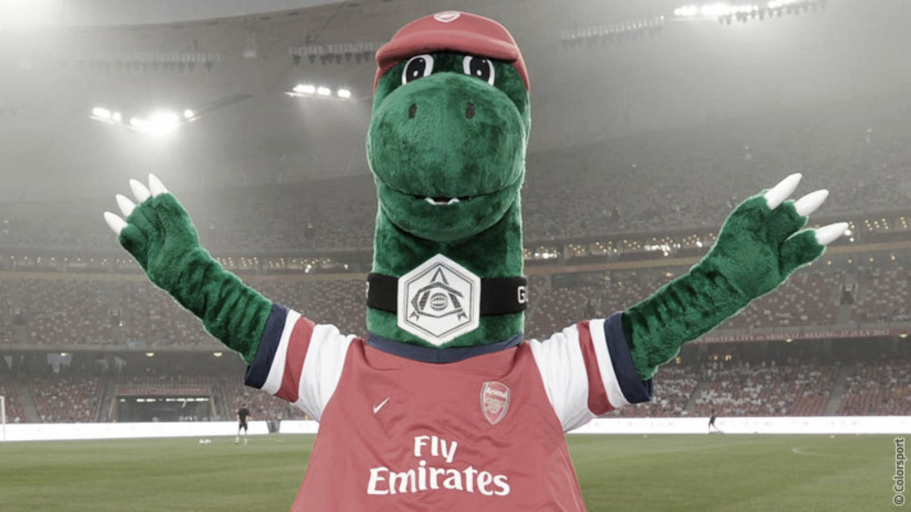 Özil se dispõe a pagar integralmente salário de mascote demitido do Arsenal 