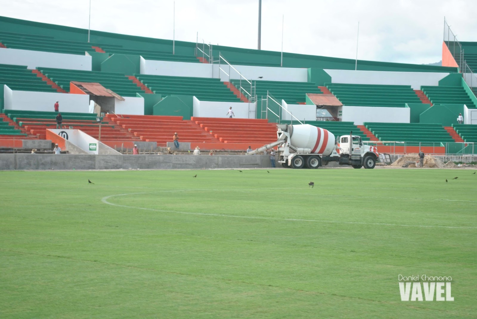 Día y noche, camiones para la construcción ingresan al estadio, que se encuentra pintado de verde en un 80 por ciento.