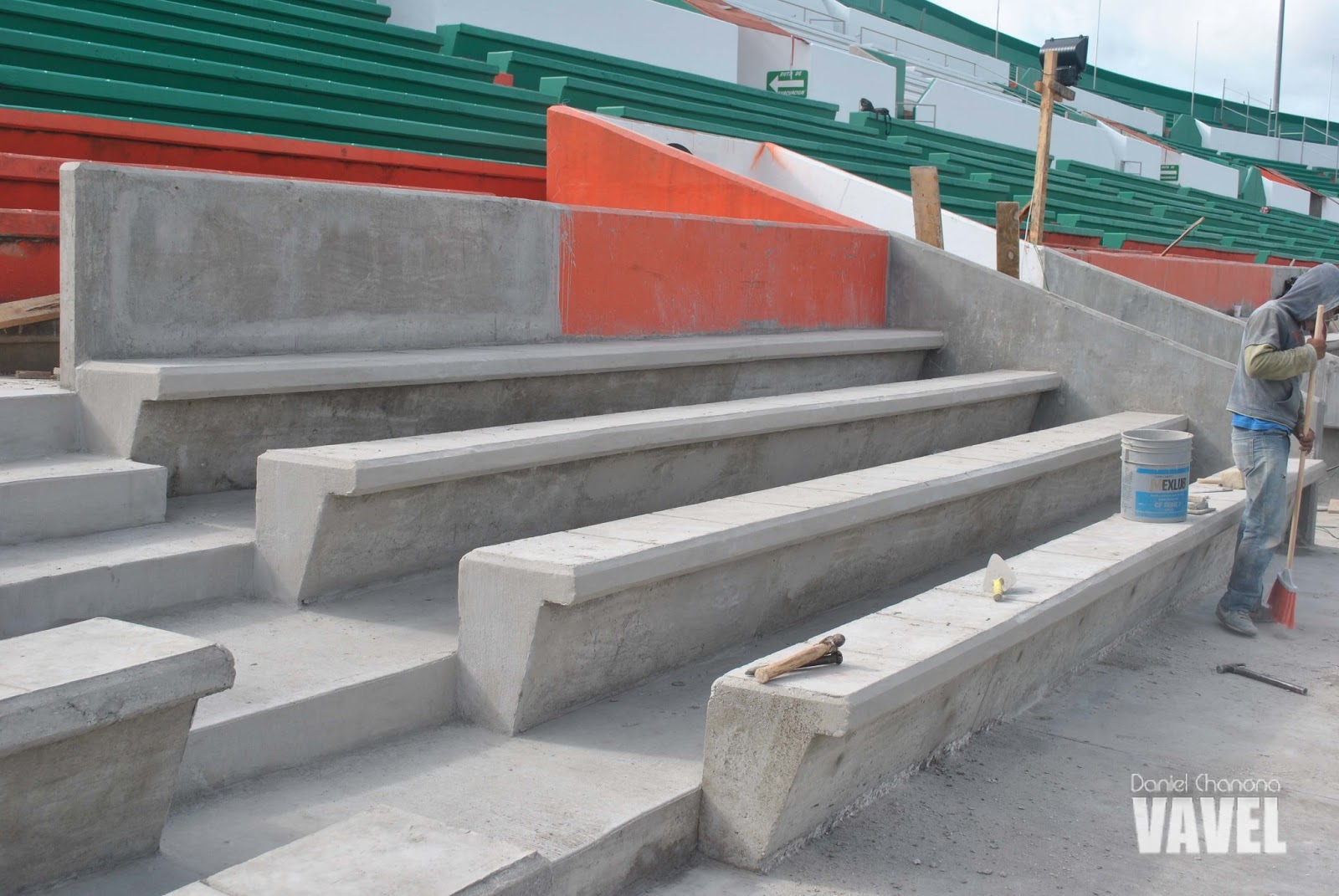 Se construyeron cuatro filas de butacas para incrementar el aforo del estadio a 30 mil espectadores.