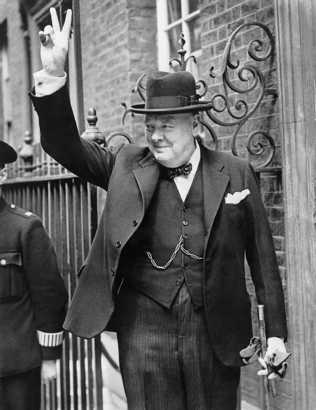 Ne vous y méprenez pas, Churchill ne fait pas le V de la victoire mais énumère le nombre de recrues d'Arsenal