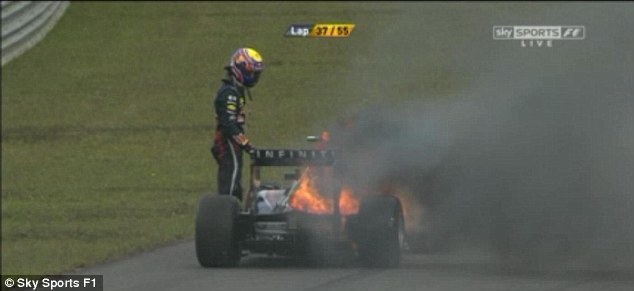 Mark Webber ve como su carrera se consume con el fuego.