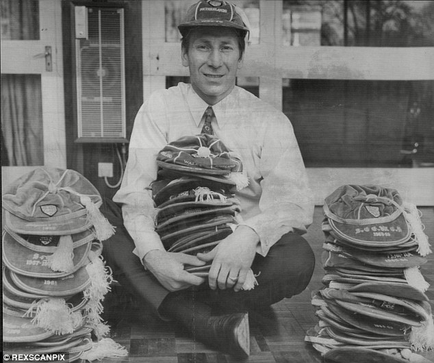 Bobby Charlton con i suoi primi 100 cappellini (dailymail.co.uk)