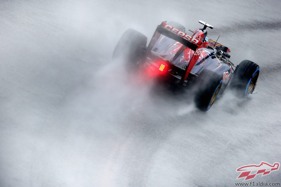El Toro Rosso durante las prácticas pasadas por agua de Brasil