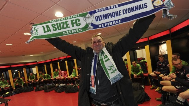 20 décembre dernier. Le président de La Suze FC en compagnie de ses joueurs fait connaissance avec les installations du MMArena © Maxppp Denis Lambert