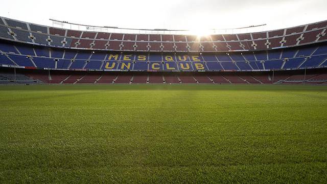 Il perfetto prato di gioco del Camp Nou a pochi minuti dall'inizio