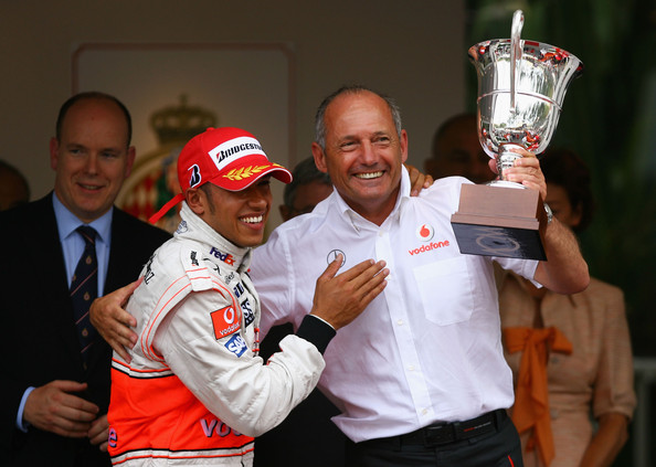 Lewis Hamilton celebra su triunfo en Mónaco 2008 junto a Ron Dennis.