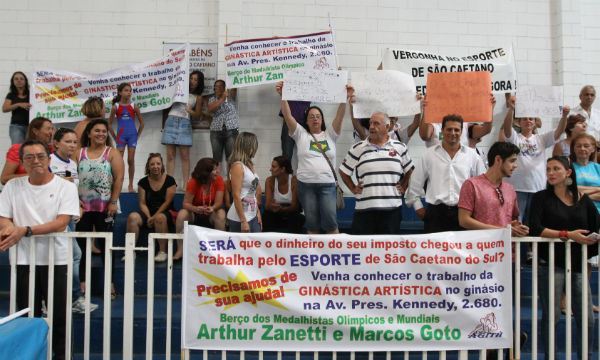 Grupo protesta contra salários atrasados de atletas 