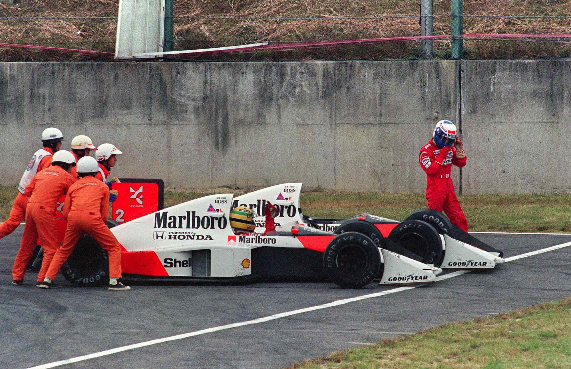 Los comisarios empujan a Senna para volver a la pista en el Gran Premio de Japón | Foto: lepoint.fr