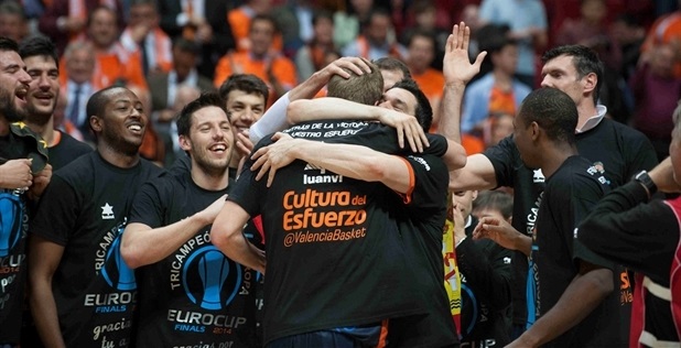 Rafa Martínez y Lishchuk se funden en un abrazo tras levantar la Copa.