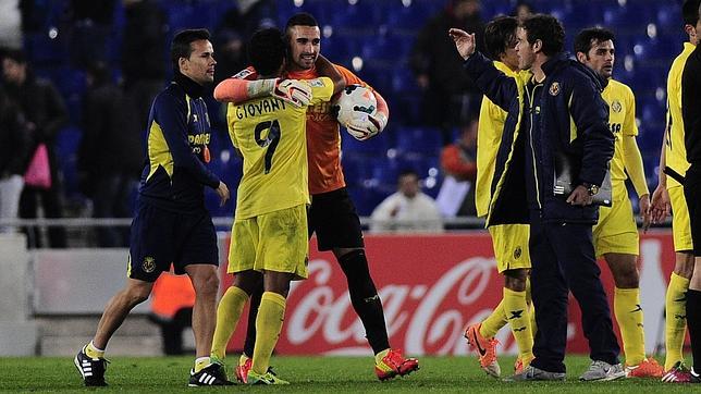 Asenjo recibe las felicitaciones de sus compañeros tras parar un penalti. | Foto: abc.es