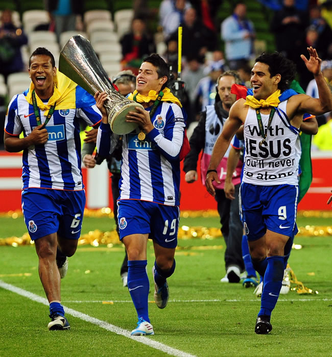 Los colombianos del Porto celebran la Europa League.