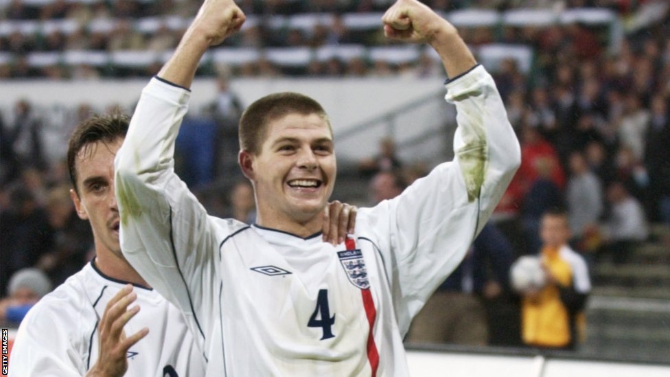 Un joven Gerrard celebra su primer gol con Inglaterra