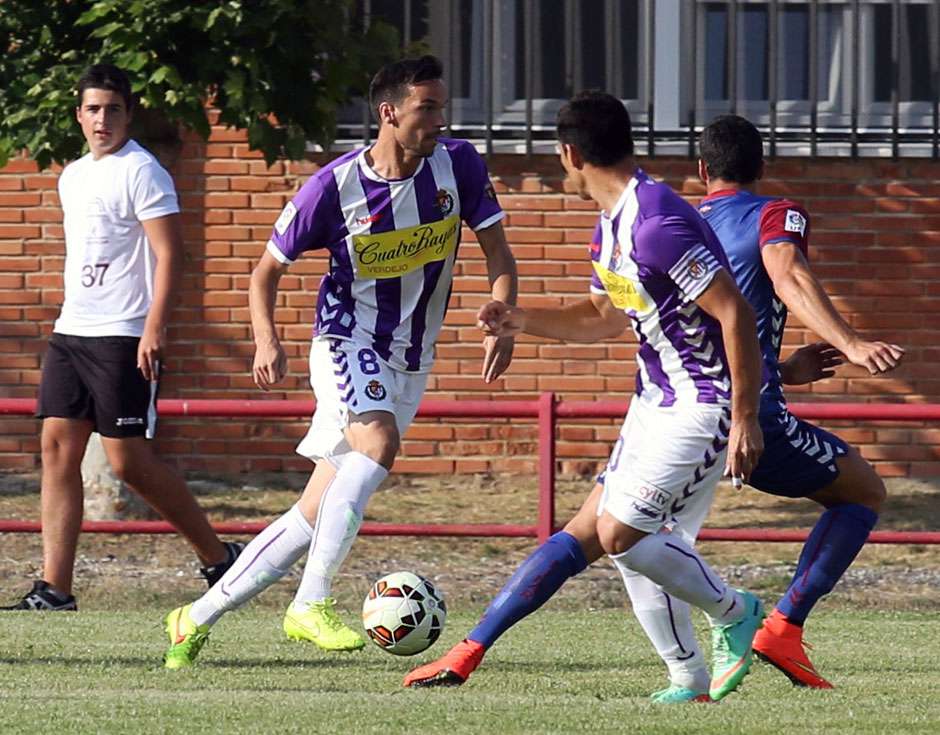 Leao controla el balón ante la mirada de Óscar (Foto: Real Valladolid)