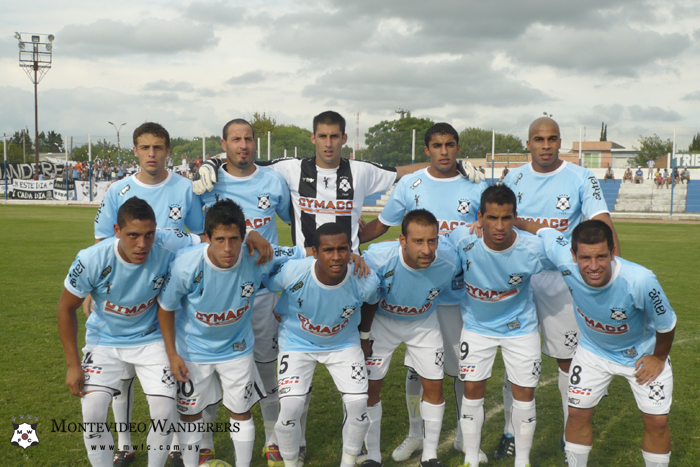 Camiseta celeste de Wanderers en homenaje a la selección y el arquero con el uniforme principal (Foto:Montevideo Wanderers)