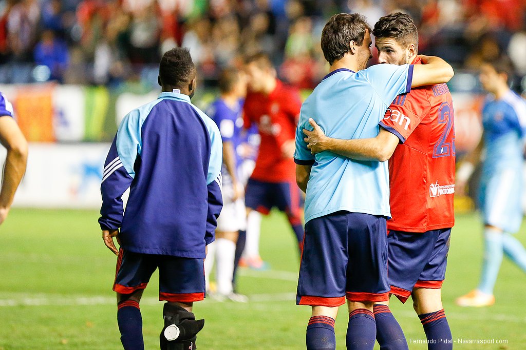 Unai García felicita a Kodro al final del partido. Fotografía: Fernando Pidal [Navarrasport.com]