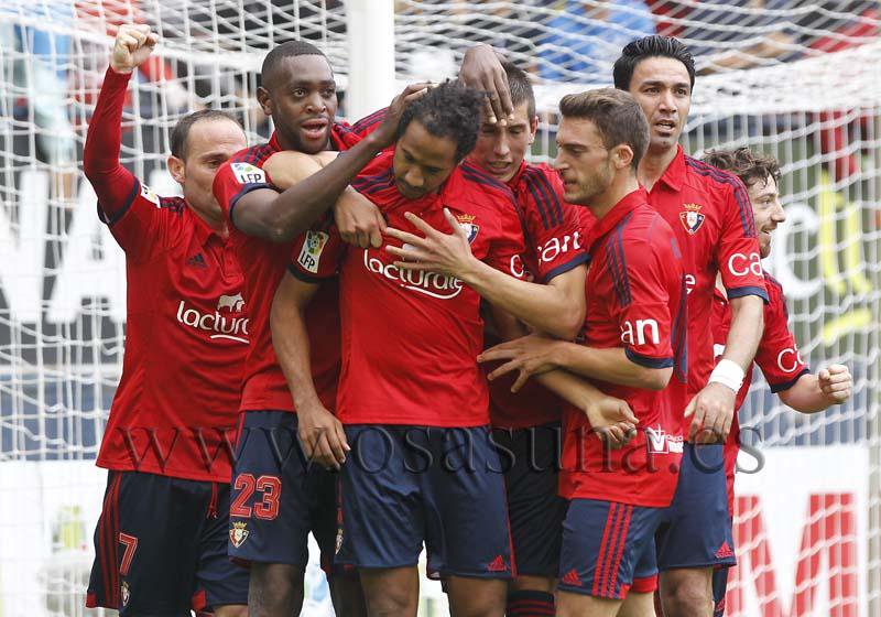 Los jugadores rojillos abrazan a Onwu tras marcar el gol de la victoria. Fotografía: Osasuna.