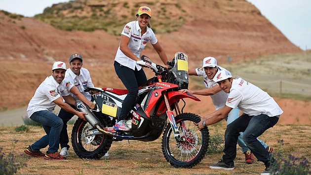 Sanz, junto al resto de integrantes del equipo oficial Honda. | Fuente: Honda