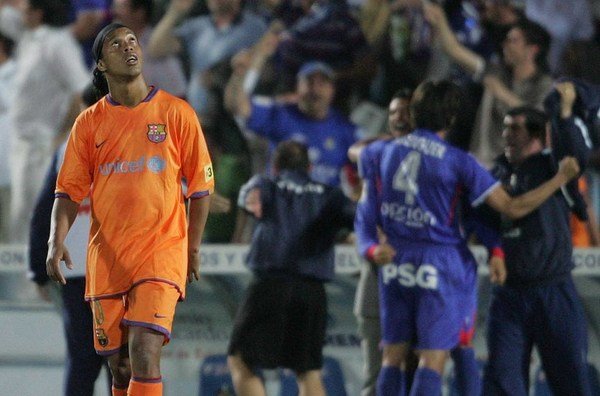 Ronaldinho buscaba una explicación. FOTO: Getty Images